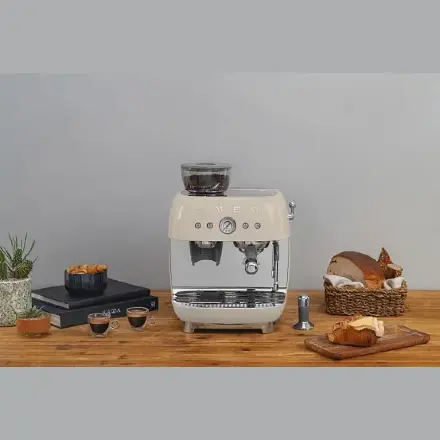 Кофемашина-эспрессо Smeg EGF03CREU