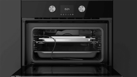 Компактный мультифункциональный духовой шкаф с пароваркой и режимом турбо