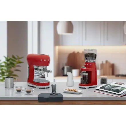 Кофемашина-эспрессо Smeg ECF02RDEU