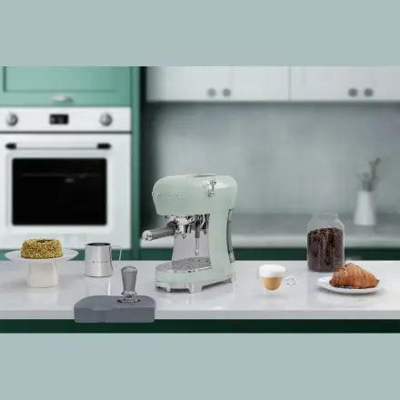 Кофемашина-эспрессо Smeg ECF02PGEU