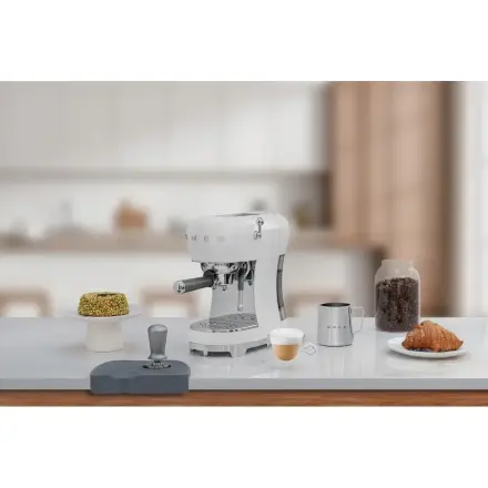 Кофемашина-эспрессо Smeg ECF02WHEU