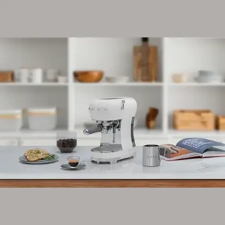 Кофемашина-эспрессо Smeg ECF02WHEU
