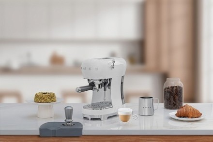 Кофемашина-эспрессо Smeg ECF02WHEU