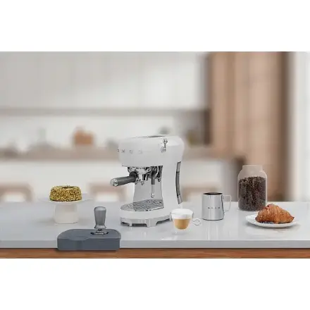 Кофемашина-эспрессо Smeg ECF02WHEU