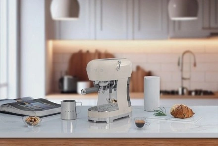 Кофемашина-эспрессо Smeg ECF02CREU