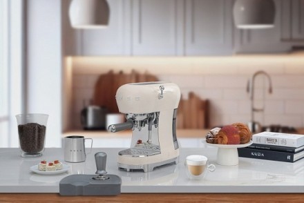 Кофемашина-эспрессо Smeg ECF02CREU