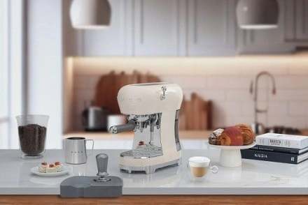Кофемашина-эспрессо Smeg ECF02CREU